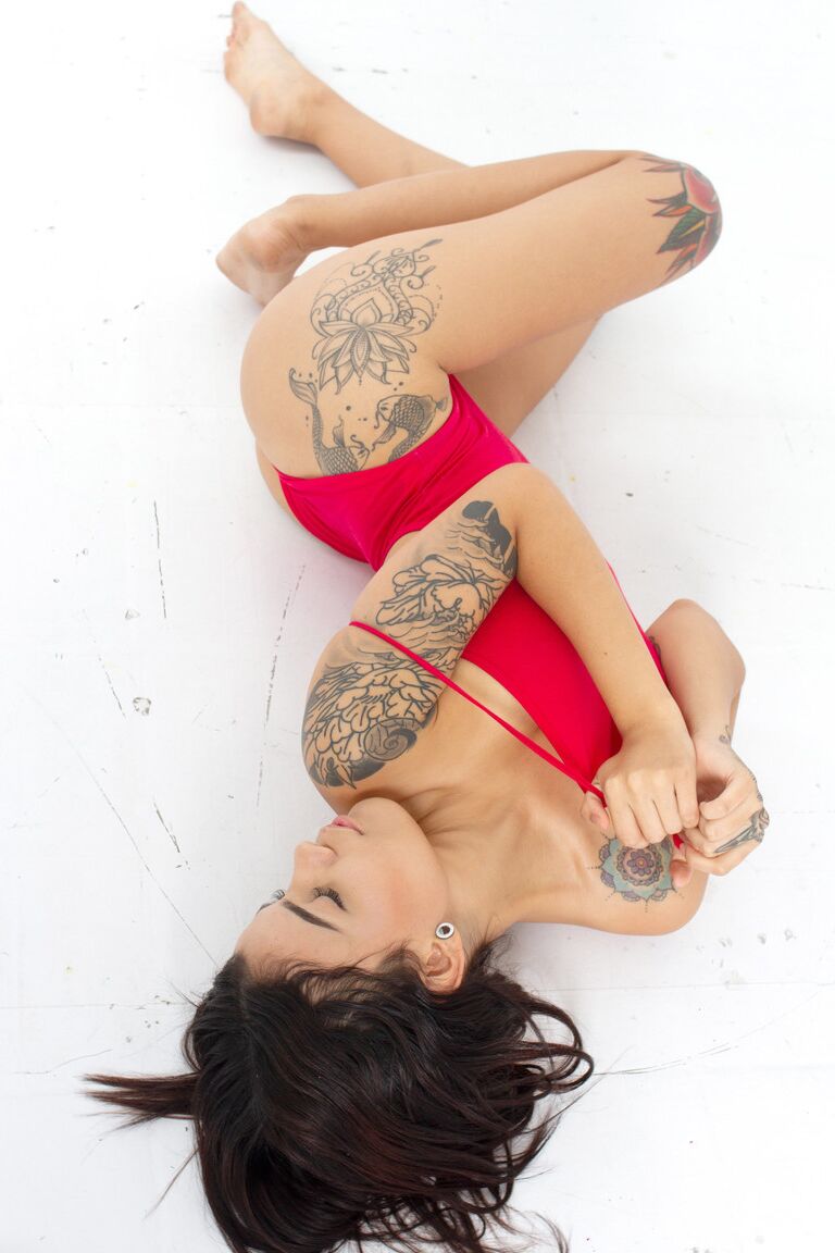 21P Impresionante latina Sofi Reyes se quita el bañador y muestra su sexy cuerpo tatuado