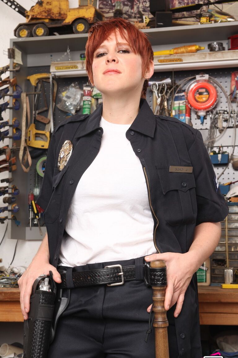 21P A policial de cabelos curtos Lily Cade tira o uniforme e a lingerie