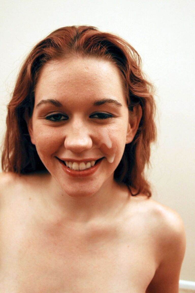21P La star du porno sexy aux petits seins Smokie Flame reçoit un soin du visage après s'être déshabillée.