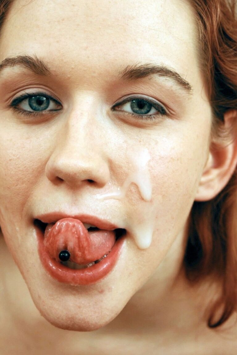 21P La star du porno sexy aux petits seins Smokie Flame reçoit un soin du visage après s'être déshabillée.