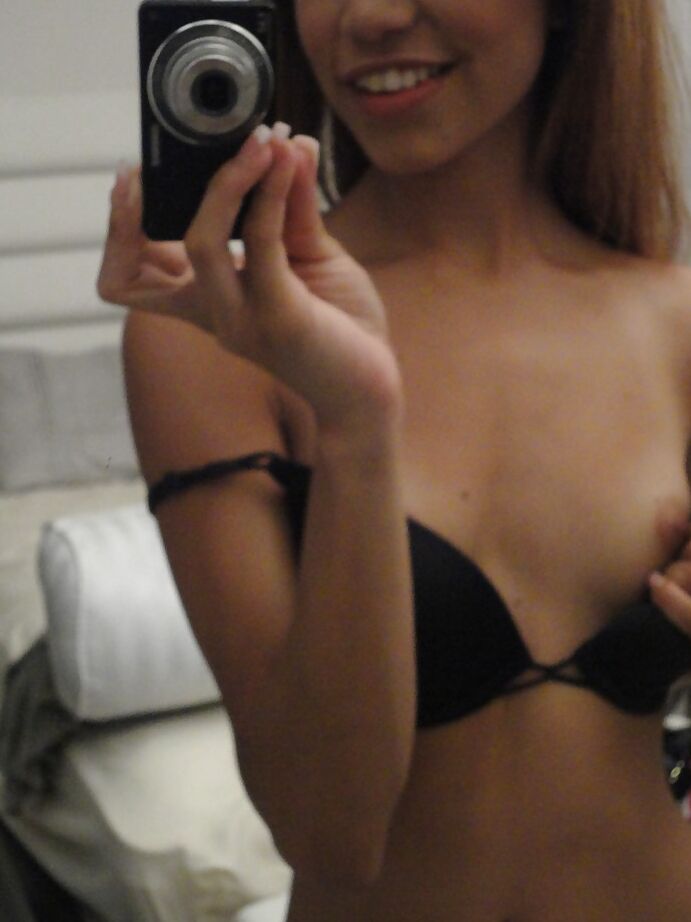 16P La jeune amateur Veronica Rodriguez prend des photos torrides de sa chatte écartée.