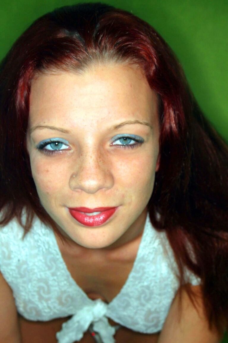17P A vadia de olhos azuis Brandie May e ruiva dá chupada e faz tratamento facial