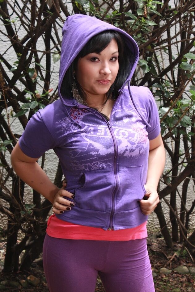 20P A morena Emily Lee faz exercícios e mostra seus peitos naturais, buceta e bunda gostosa