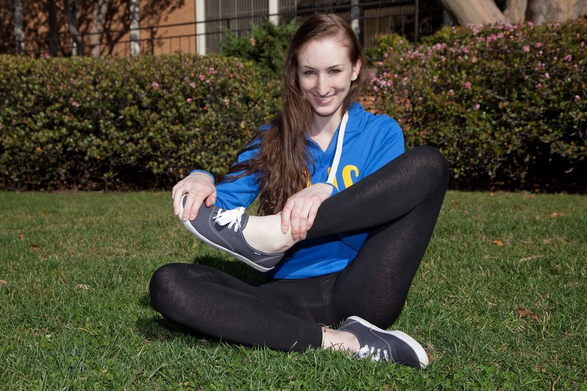 12P A namorada Haley Gladwell faz poses sensuais em leggings pretas transparentes ao ar livre