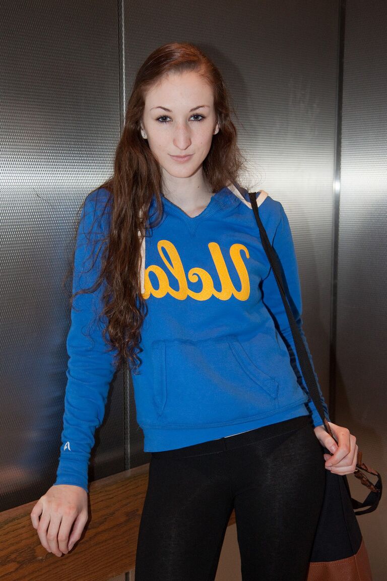 12P A namorada Haley Gladwell faz poses sensuais em leggings pretas transparentes ao ar livre