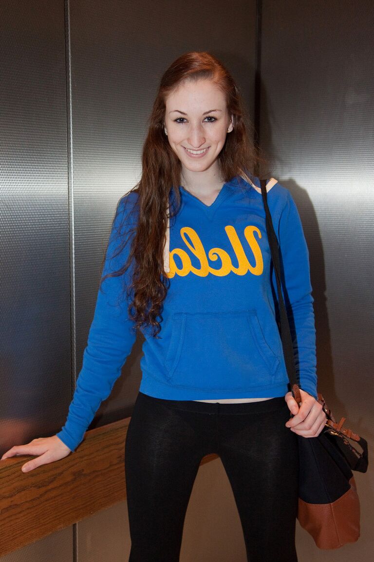 12P A namorada Haley Gladwell faz poses sensuais em leggings pretas transparentes ao ar livre