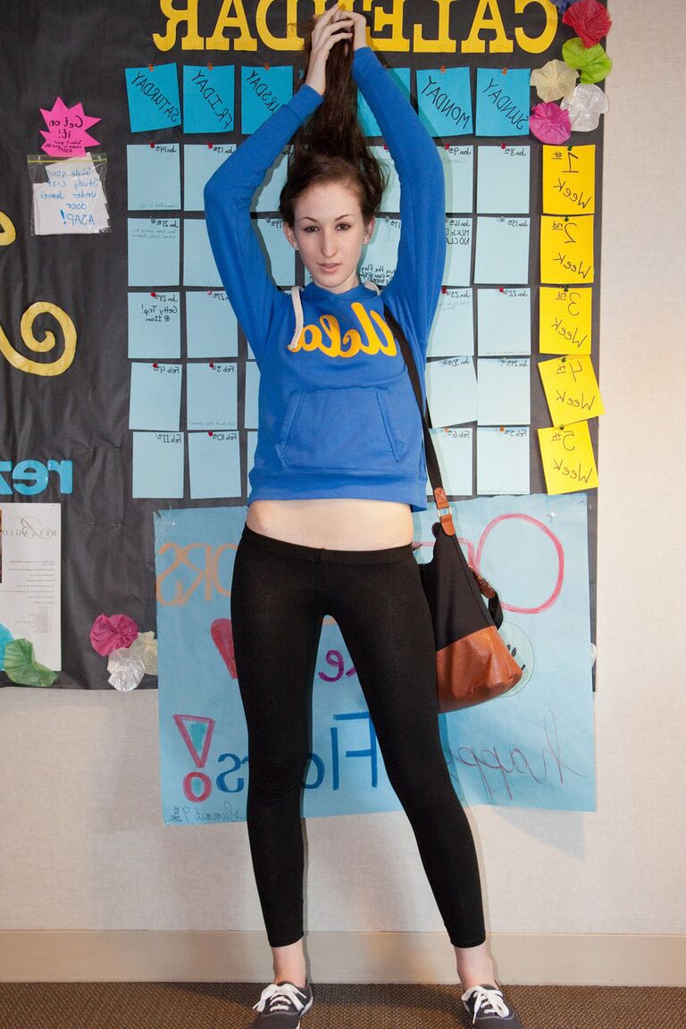 12P A namorada Haley Gladwell faz poses sensuais em leggings pretas transparentes ao ar livre