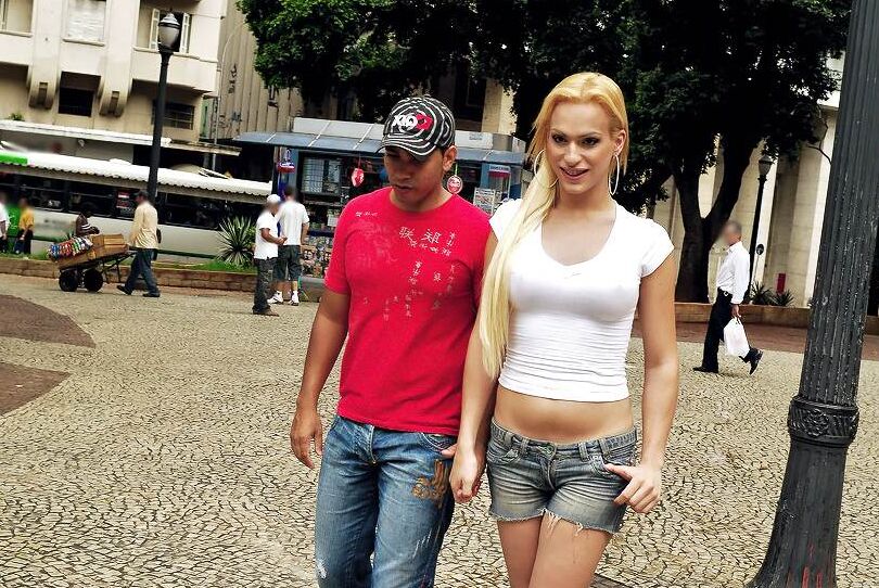 16P Transexual rubia Evelin Rangel follada por el culo después de dar mamada