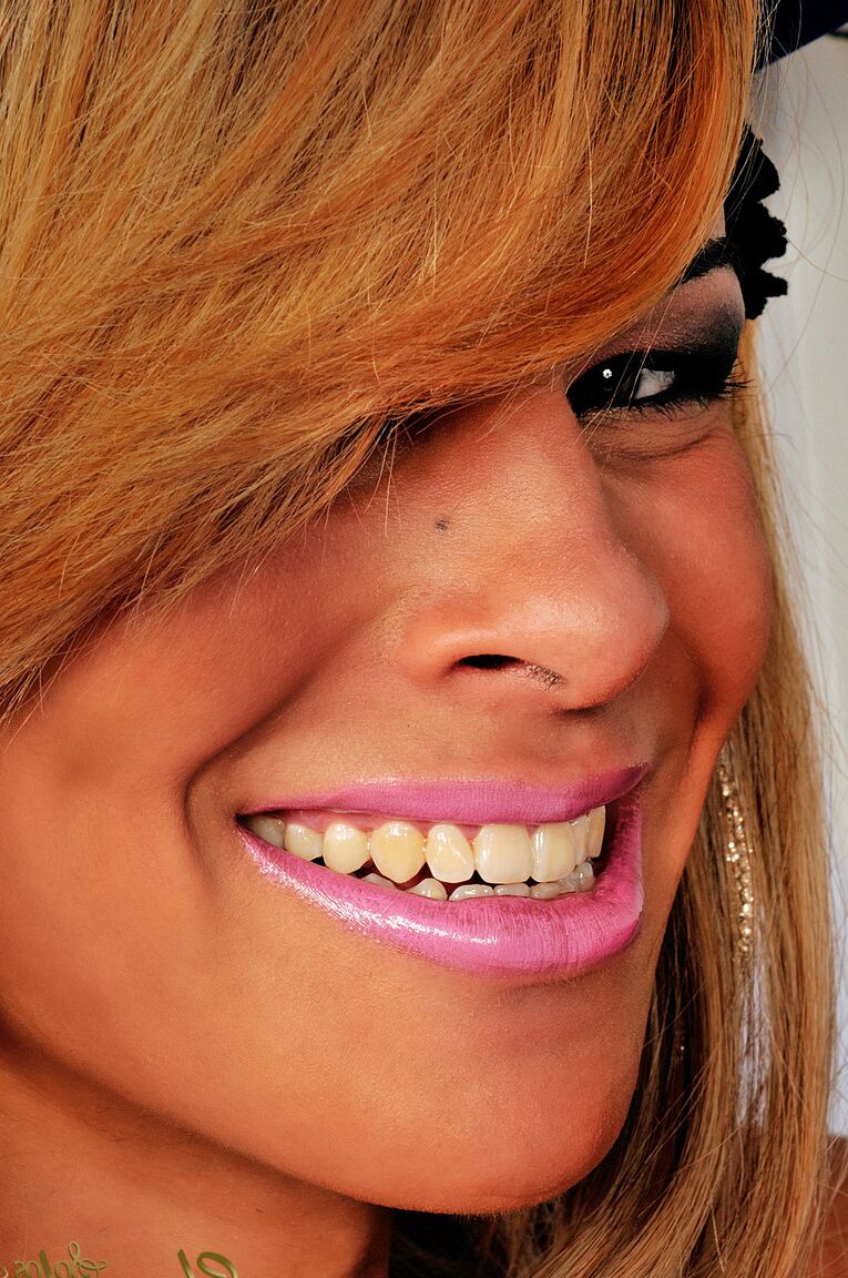 21P Transexual rubia con un culo increíble Duda Gaucha se masturba