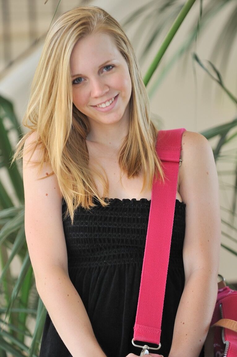 16P Die geile erdbeerblonde Courtney spielt gleichzeitig mit ihrer Muschi und ihrem Arschloch