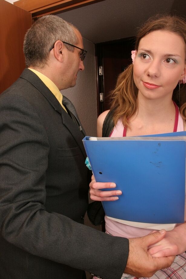 16P La joven universitaria Vlada es engañada para tener sexo con un viejo profesor
