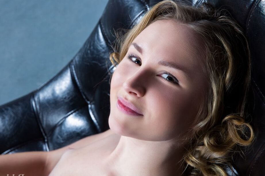16P La dulce adolescente Gabriela muestra su culo perfecto y su hermoso coño a la vez