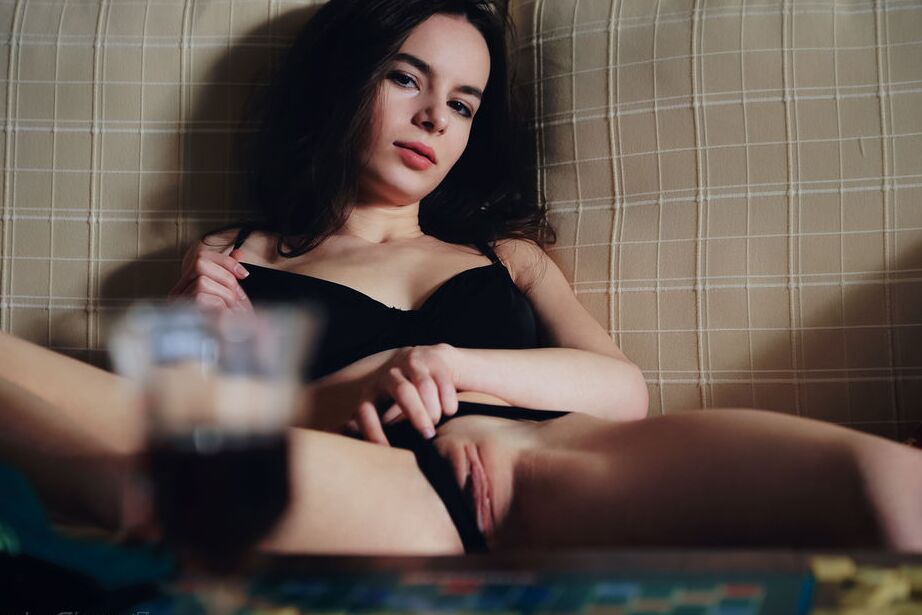 16P A jovem morena Debora A toca sua linda buceta depois de ficar nua