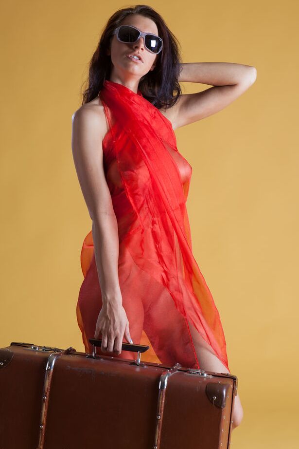 16P Ella, 18 ans, aux gros seins, libère son superbe corps des vêtements transparents et des nuances.
