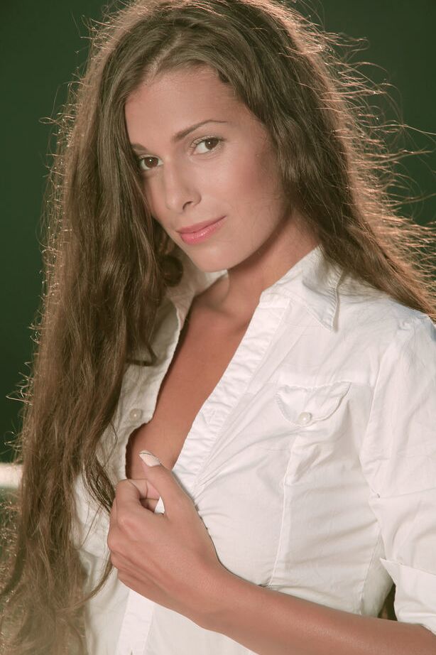 18P La glamurosa europea Lia Taylor revela sus grandes tetas naturales al aire libre