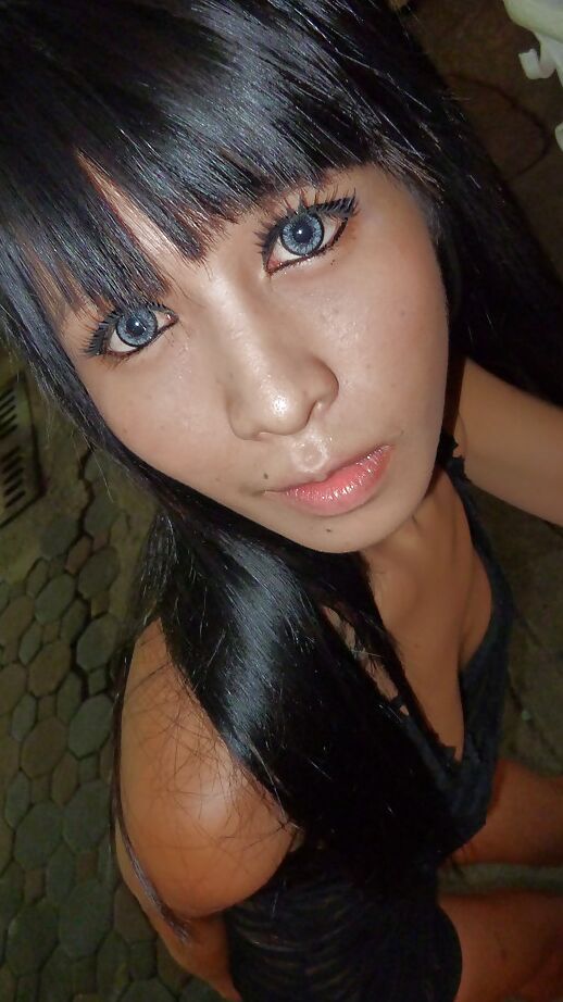 16P Linda travesti asiática Noot comendo algodão doce e posando de salto alto