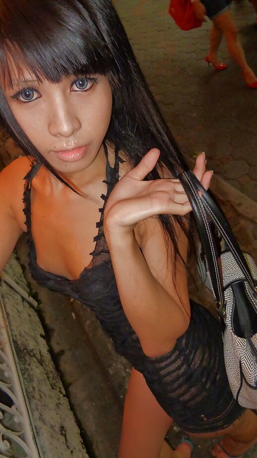 16P Linda travesti asiática Noot comendo algodão doce e posando de salto alto