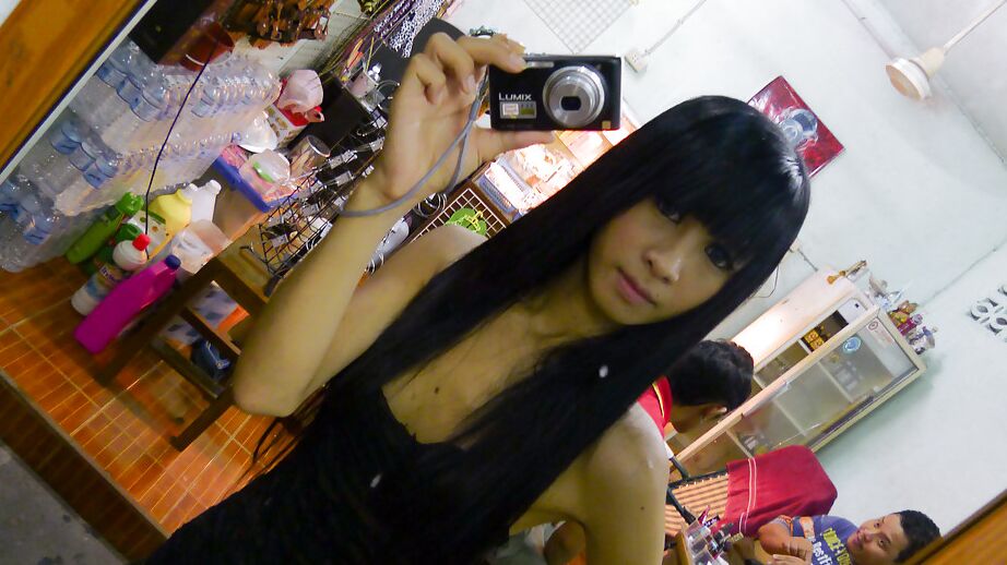 16P Linda travesti asiática Noot comendo algodão doce e posando de salto alto