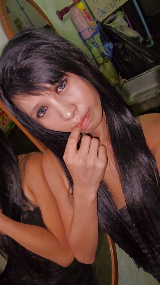 16P Linda travesti asiática Noot comendo algodão doce e posando de salto alto