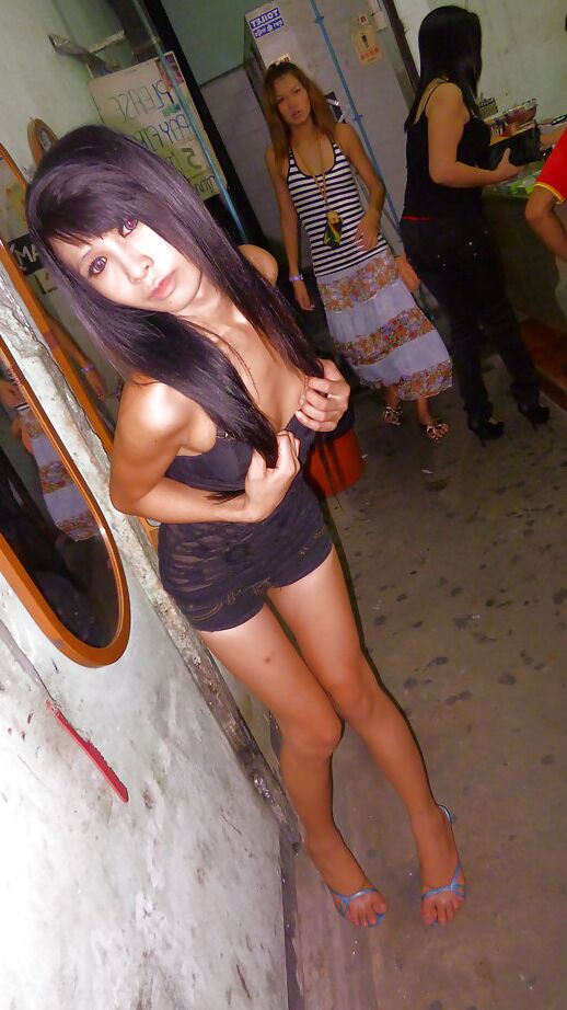 16P Linda travesti asiática Noot comendo algodão doce e posando de salto alto