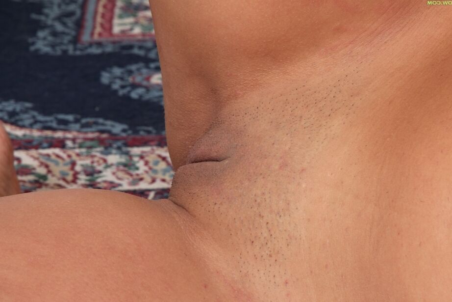 16P Latina solo girl Abby Melon revelando peitos grandes de MILF e vagina raspada