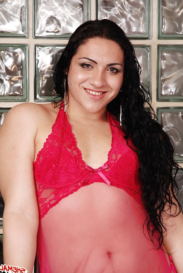 Die 16-jährige, klobige Latina-Transe Raissa Sampaio modelliert Solo in sexy Dessous