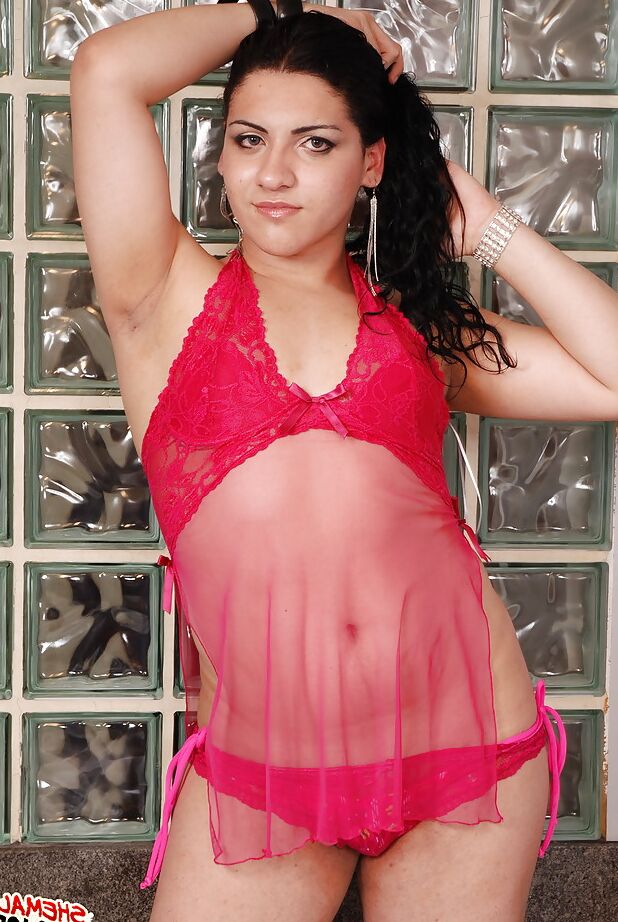 Die 16-jährige, klobige Latina-Transe Raissa Sampaio modelliert Solo in sexy Dessous