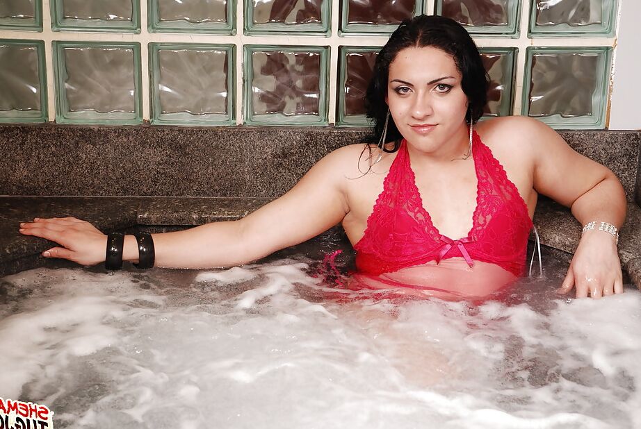 Die 16-jährige, klobige Latina-Transe Raissa Sampaio modelliert Solo in sexy Dessous
