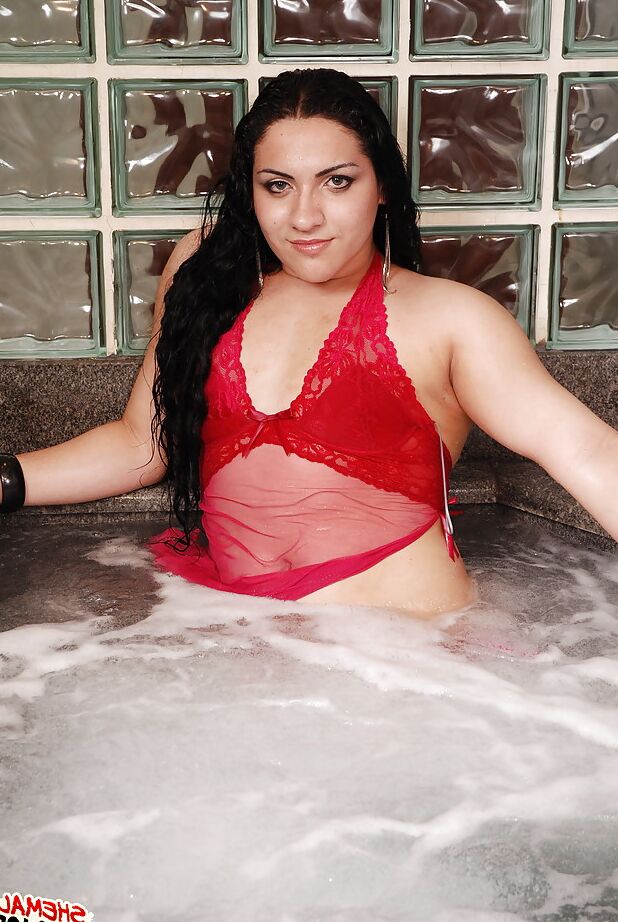 Die 16-jährige, klobige Latina-Transe Raissa Sampaio modelliert Solo in sexy Dessous