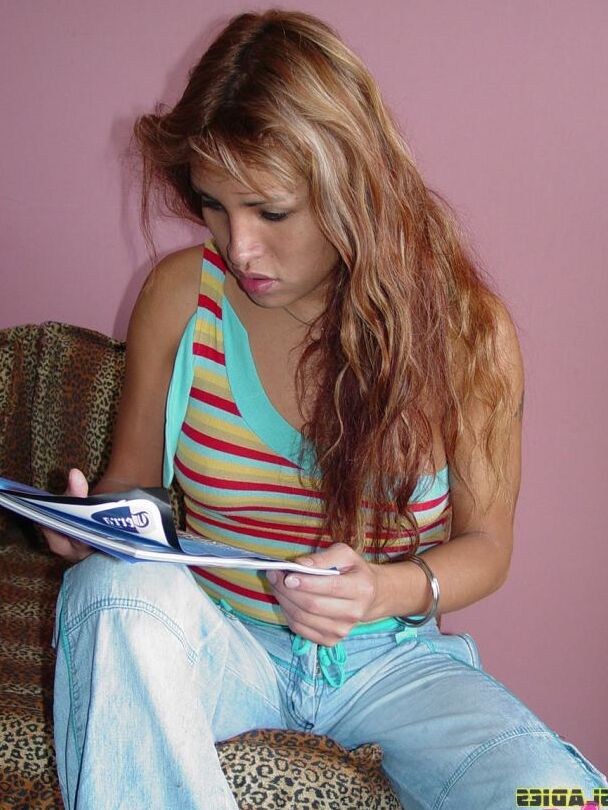16P TS Ladies Tranny jeune transexuelle se déshabille