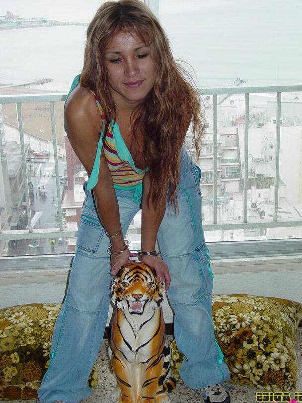 16P TS Ladies Tranny jeune transexuelle se déshabille