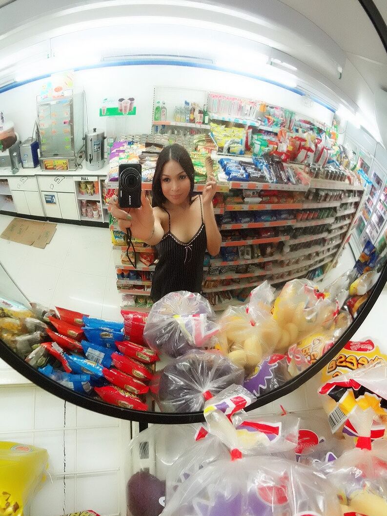 14P Cette adorable fille a un vilain secret caché sous sa robe courte