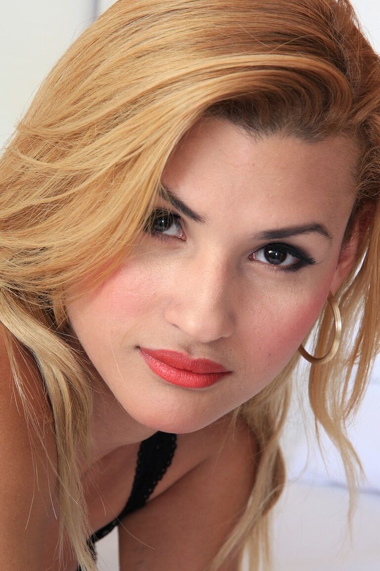 17P Zierliche blonde Transe posiert in sexy Dessous und zeigt ihr enges Arschloch