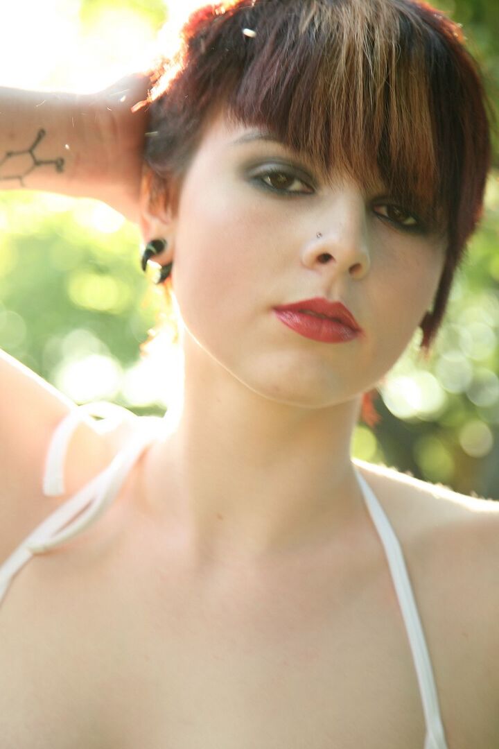 15P Chica sola con el pelo rojo corto expone sus tetas y su chocho mientras hace jardinería