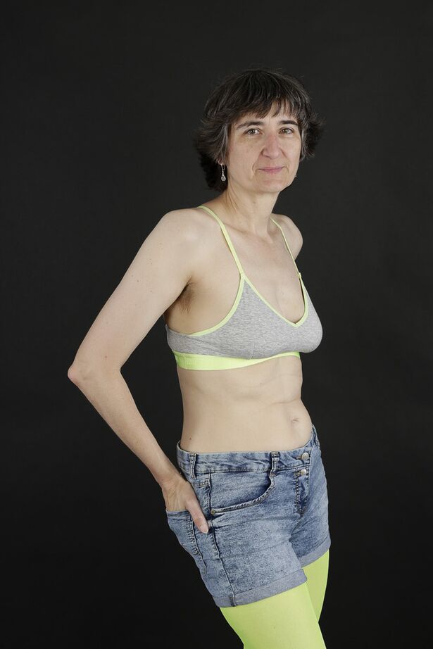 20P Amador mais velho Hot MILF tira a meia-calça para ficar completamente nu