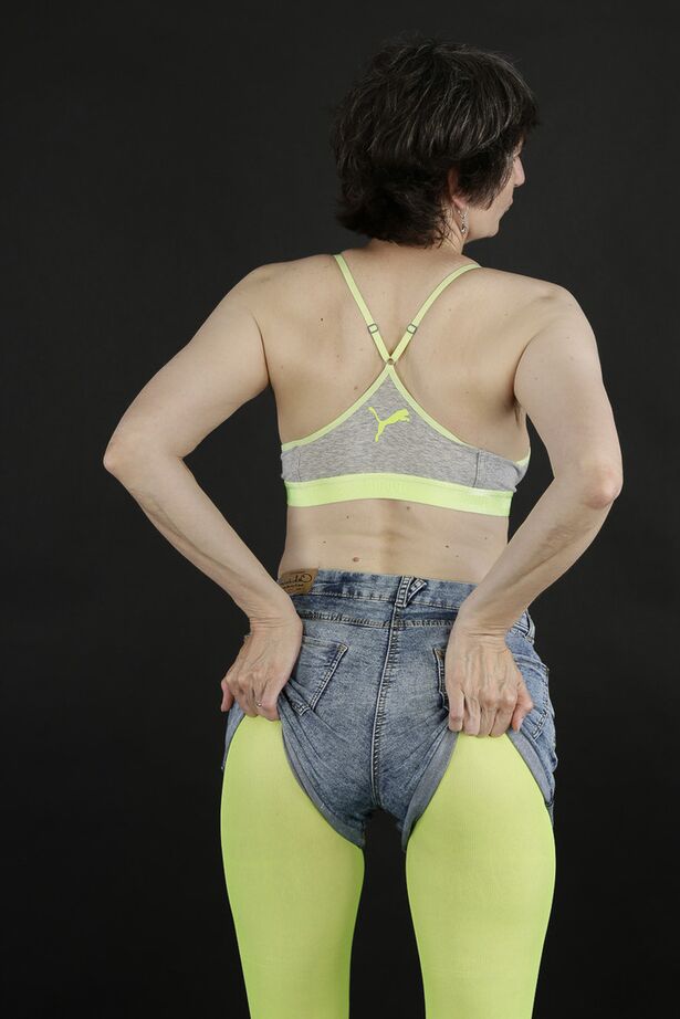 20P Amador mais velho Hot MILF tira a meia-calça para ficar completamente nu