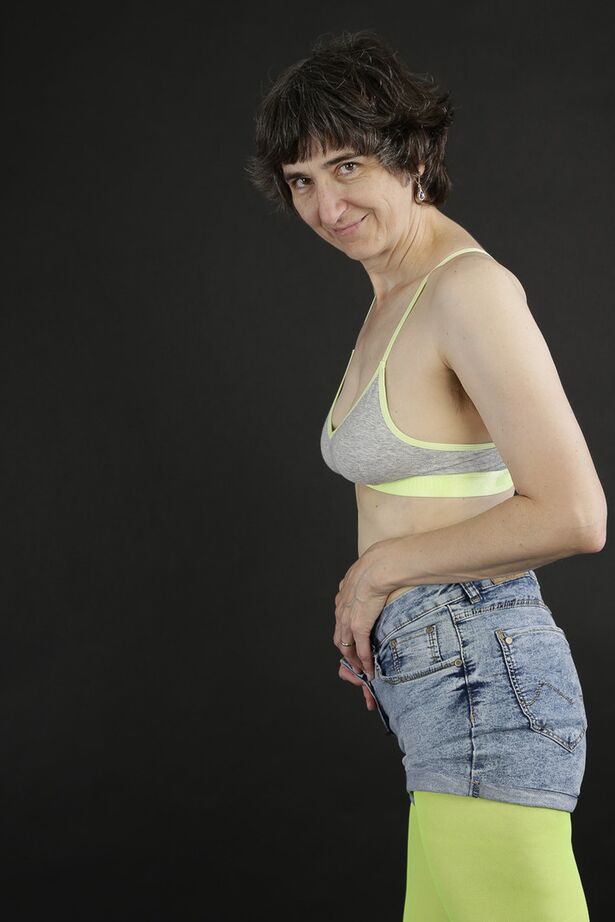 20P Amador mais velho Hot MILF tira a meia-calça para ficar completamente nu