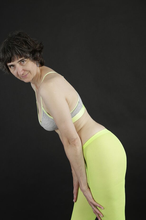 20P Amador mais velho Hot MILF tira a meia-calça para ficar completamente nu