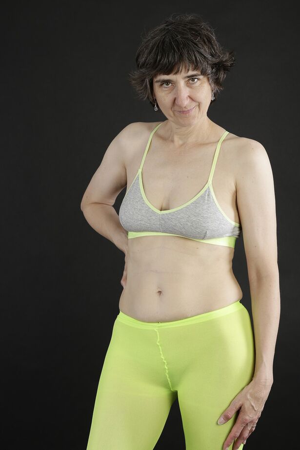 20P Amador mais velho Hot MILF tira a meia-calça para ficar completamente nu