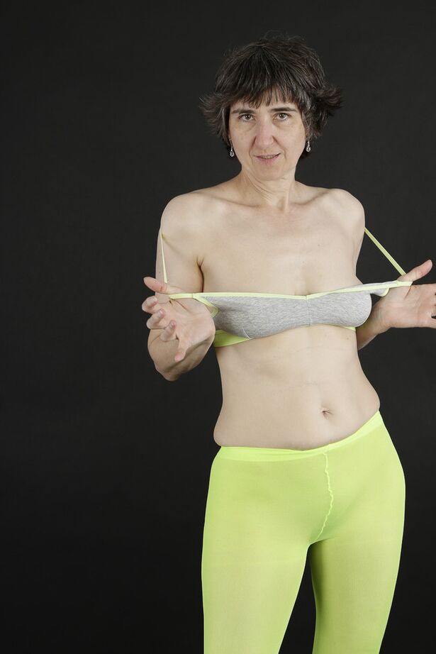 20P Amador mais velho Hot MILF tira a meia-calça para ficar completamente nu
