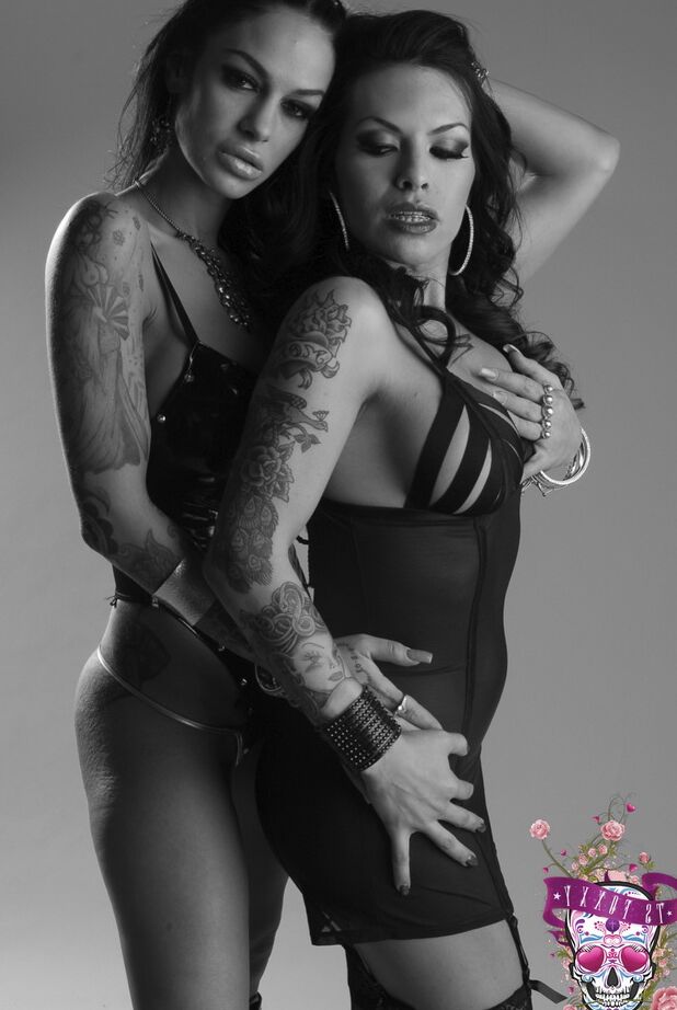 12P La mignonne Foxxy s'amuse avec la magnifique Angelina