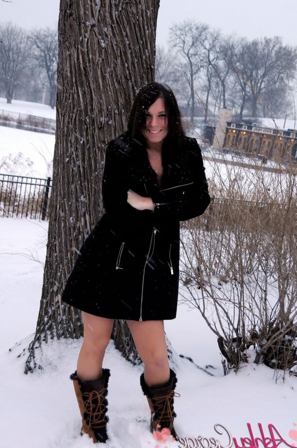 12P Tgirl safada Ashley George posando ao ar livre na neve