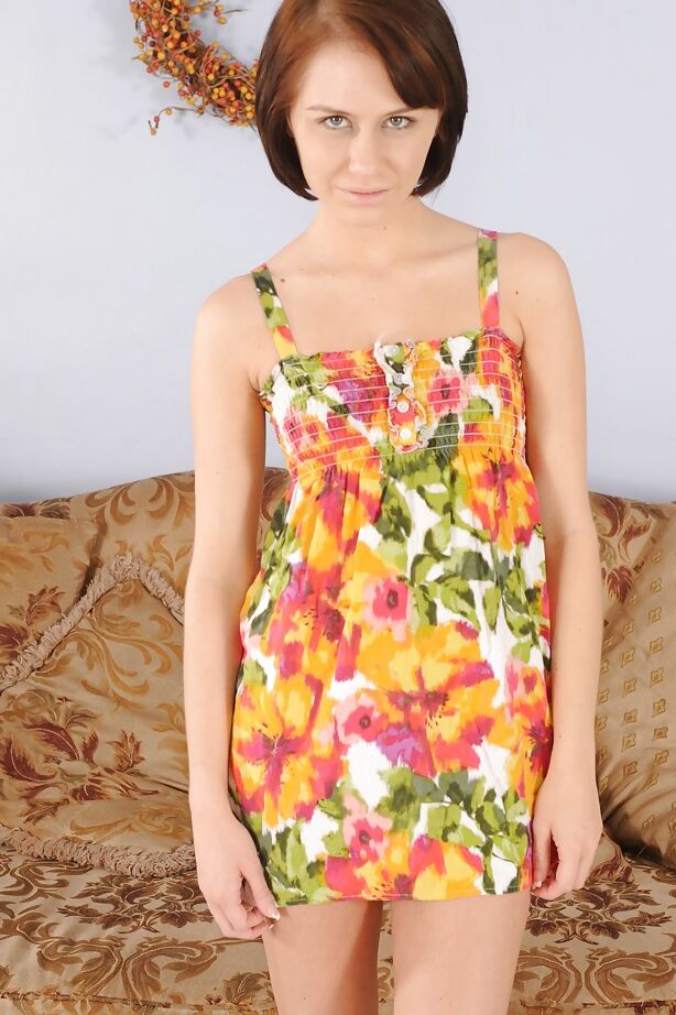 16P Petite adolescente Kelly Klass tira o vestido e mostra uma linda gatinha