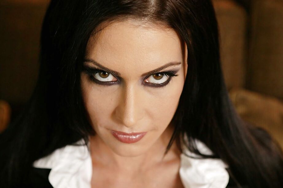 16P Das üppige Babe Jessica Jaymes zieht den Minirock aus und streichelt große Brüste