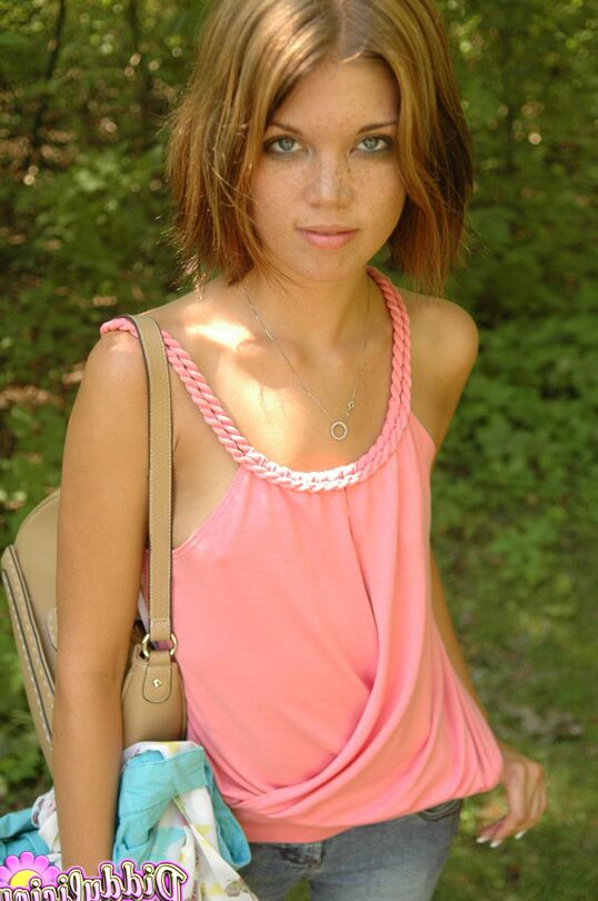 12P La joven flaca amateur Diddylicious se quita los vaqueros ajustados en el bosque