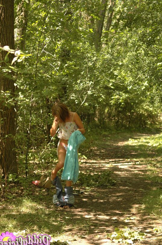 12P La joven flaca amateur Diddylicious se quita los vaqueros ajustados en el bosque