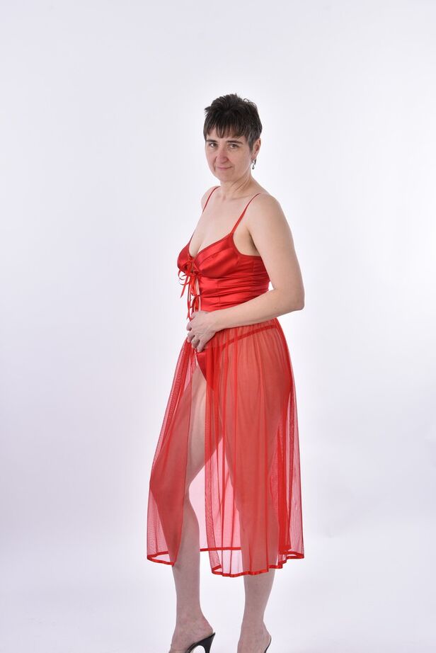 20P MILF caliente en lencería roja sexy expone sus grandes tetas