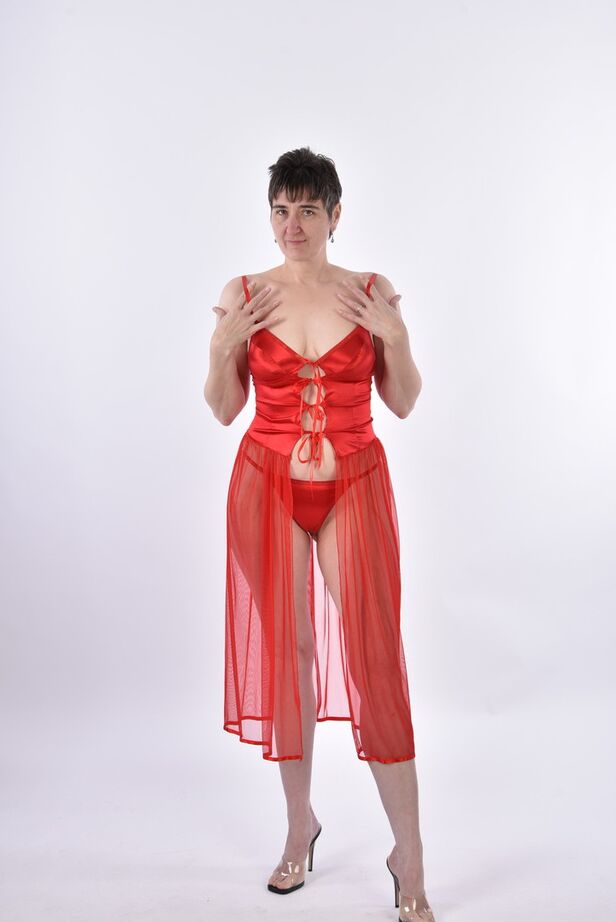 20P MILF caliente en lencería roja sexy expone sus grandes tetas