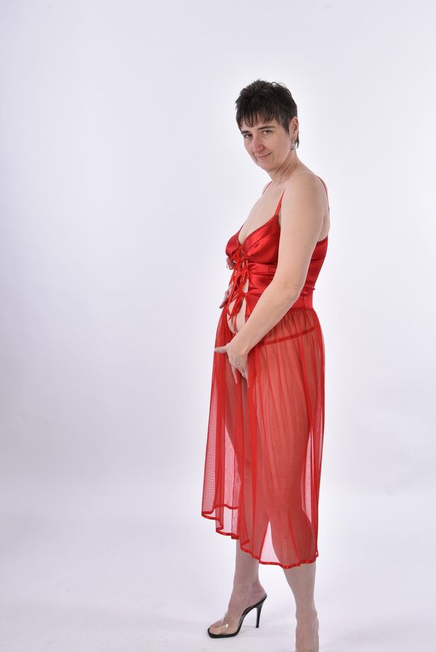 20P MILF caliente en lencería roja sexy expone sus grandes tetas