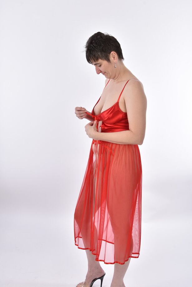 20P MILF caliente en lencería roja sexy expone sus grandes tetas